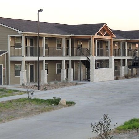 Eagle'S Den Suites Cotulla A Travelodge By Wyndham Exterior photo