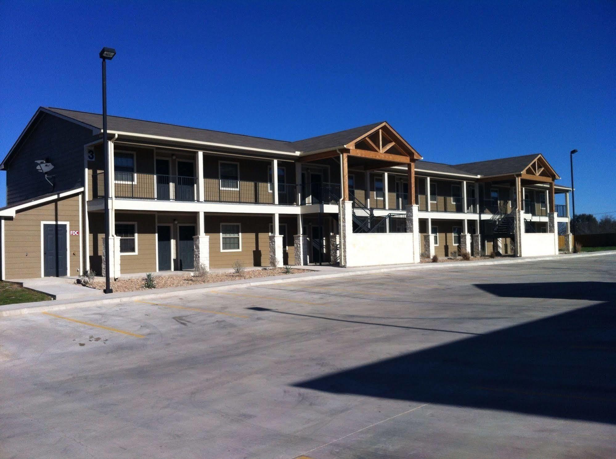 Eagle'S Den Suites Cotulla A Travelodge By Wyndham Exterior photo